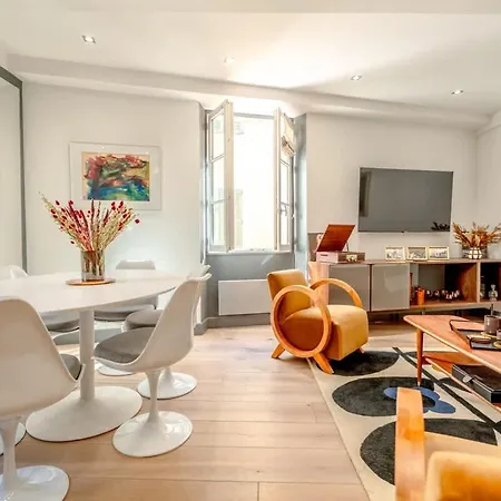 Kelly - Center Of Apartment *